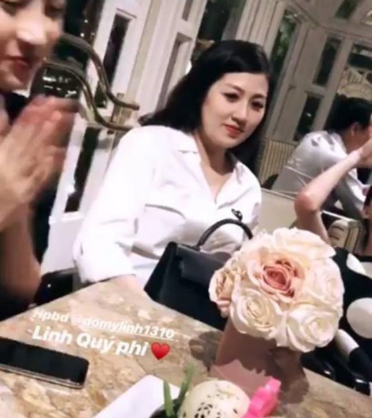 Á hậu Tú Anh lộ thân hình mũm mĩm trong bữa tiệc cùng bạn bè thân thiết.
