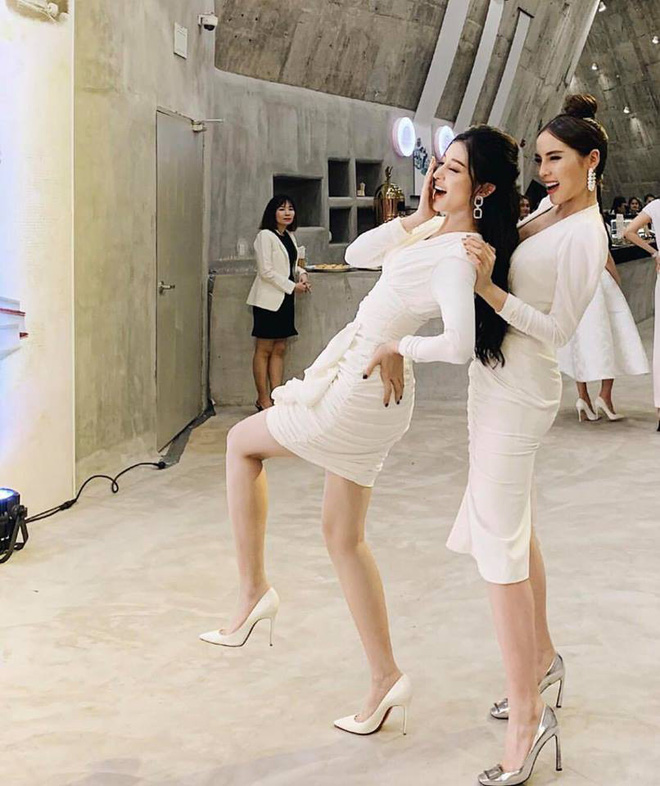 Cả hai tạo dáng nhí nhảnh đúng kiểu 
