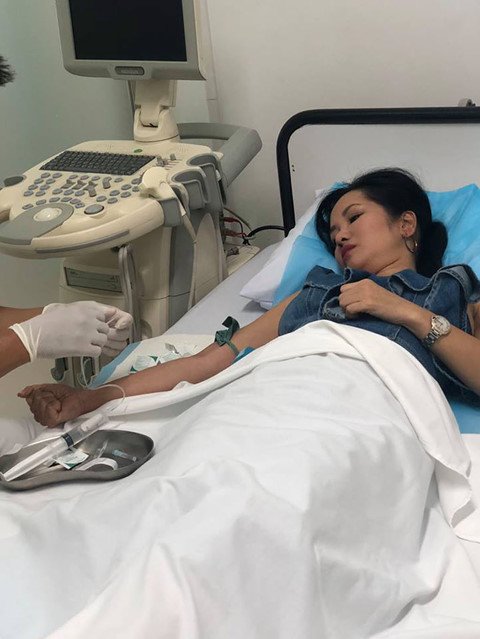 Hình ảnh diva Hồng Nhung nhập viện đượcHà Kiều Anh chia sẻ.