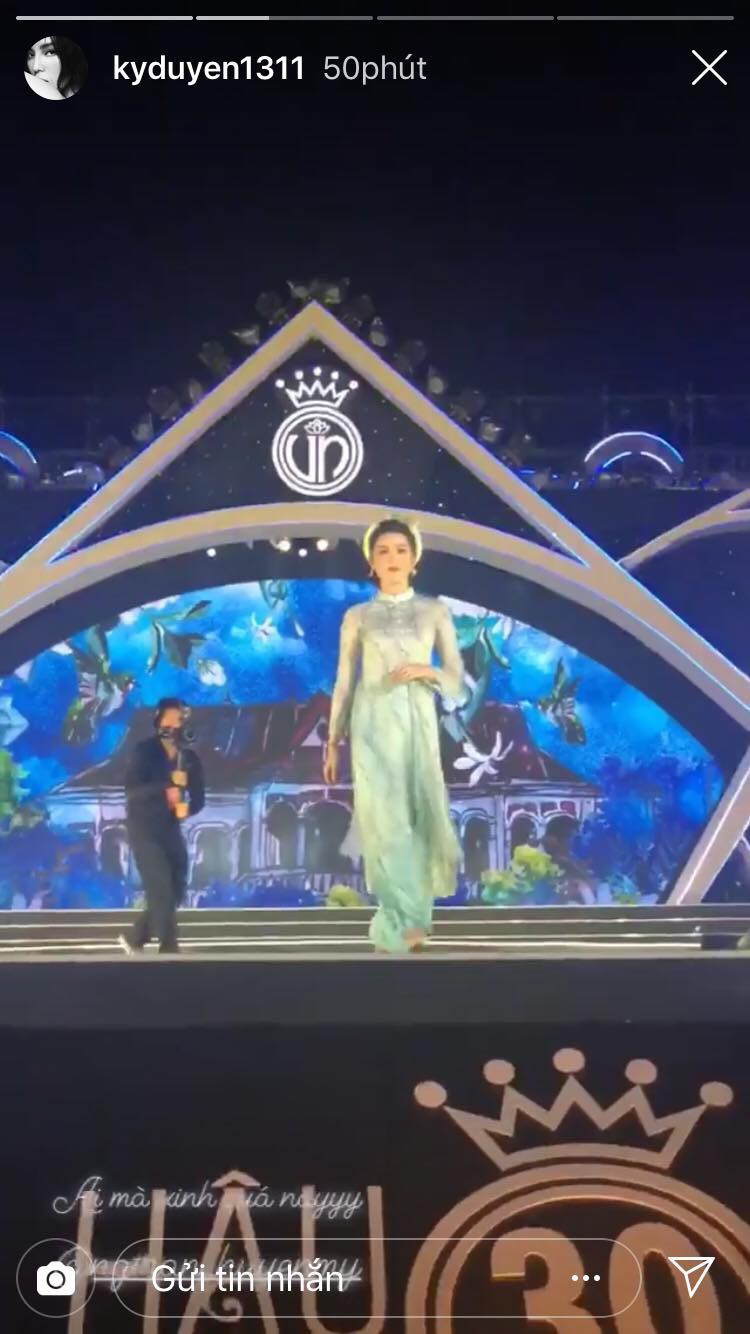 Kỳ Duyên vui vẻ quay lại phần trình diễn của Huyền My và trầm trồ khen ngợi nhan sắc cô bạn.