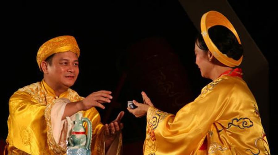 NSND Anh Tú cháy hết mình trên sân khấu.