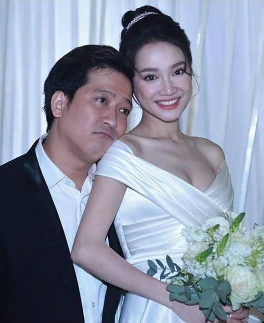 Khoảnh khắc hạnh phúc bên cạnh bà xã trong ngày cưới được Trường Giang chia sẻ mới đây.