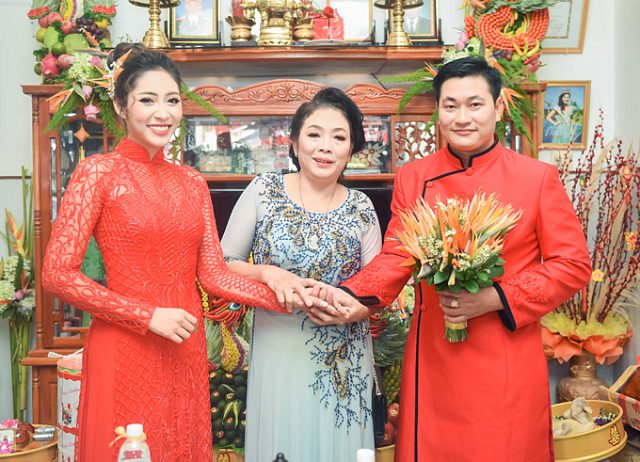 chong-doanh-nhan-hon-hoa-hau-dang-thu-thao-trong-dam-hoi-o-can-t-2b2ebd
