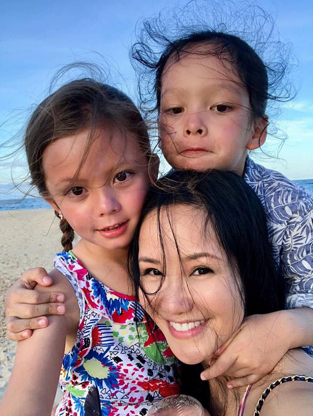 Hai con của Diva Hồng Nhung đã phải điều trị tâm lý về những hình ảnh không hay của bố.