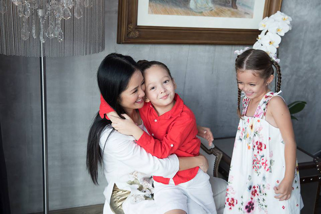 Hồng Nhung và 2 con.