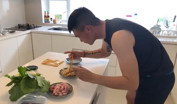 Công Vinh vào bếp chuẩn bị đồ ăn cho vợ con.
