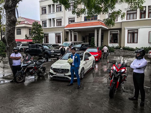 Trên trang cá nhân của Triệu Vương cũng bắt gặp chú rể cùng dàn siêu xe cực chất.