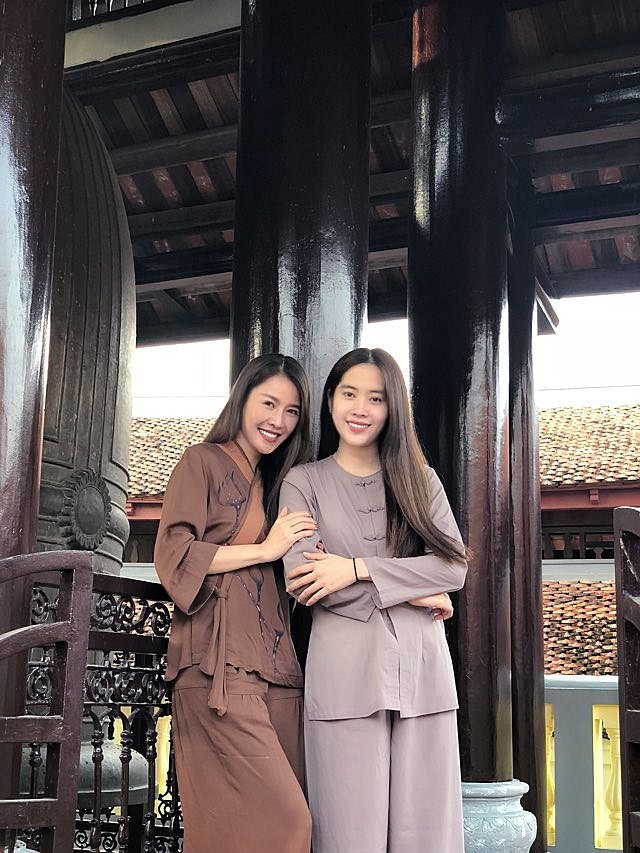 Trên trang cá nhân, Quế Vân liên tục chia sẻ hình ảnh thân thiết với Nam Em. Dù cho rất nhiều người chỉ trích, không chấp nhận các hành động của cô nhưng Quế Vân đã yêu thương che chở cho Nam Em sau loạt scandal. Nam Em được biết đang trong giai đoạn chữa bệnh trầm cảm. Chính vì thế, Quế Vân luôn bên cạnh chia sẻ giúp đỡ cô, cũng như dẫn cô đi chùa tịnh tâm. Và nét tươi tắn của Nam Em ở hiện tại cũng phần nào giúp các fan yên tâm hơn về tinh thần của cô cũng như phản pháo các tin đồn người đẹp không bình thường. (Vietgiaitri)
