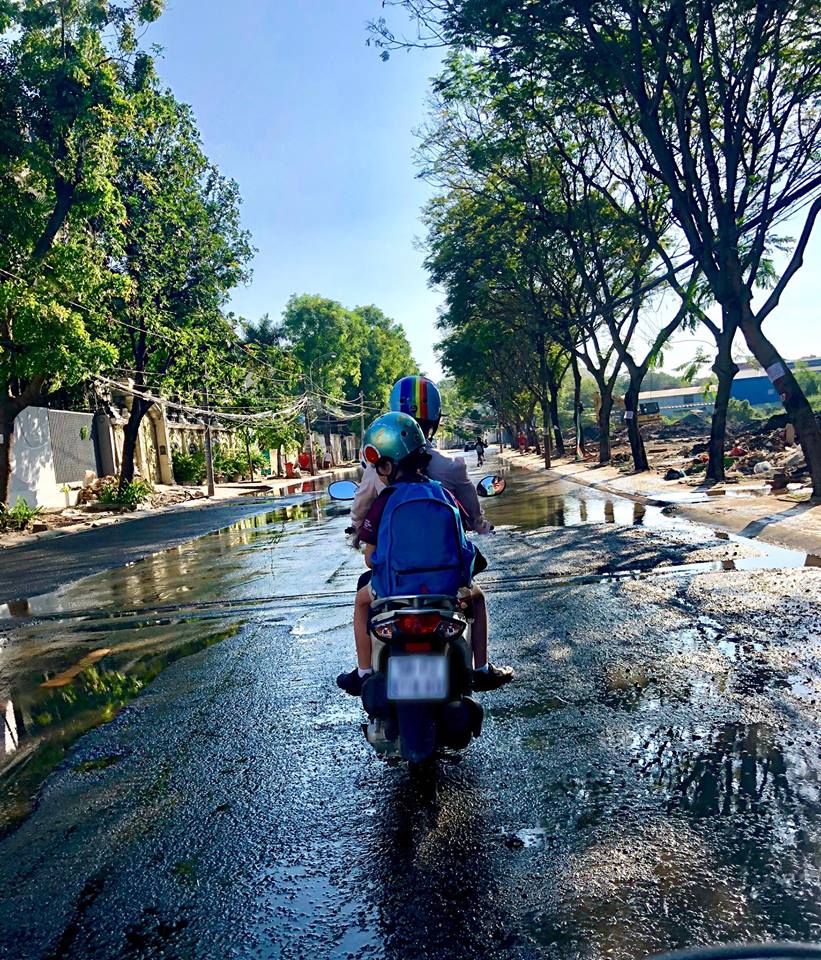Những hình ảnh bình dị bên hai con được Diva Hồng Nhung chia sẻ.