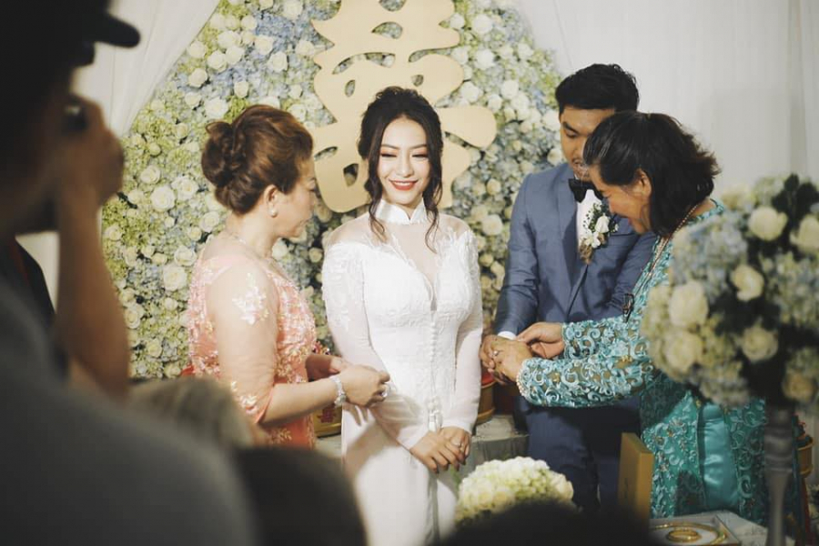 Hình ảnh thực hiện nghi lễ truyền thống trong đám hỏi MiA.
