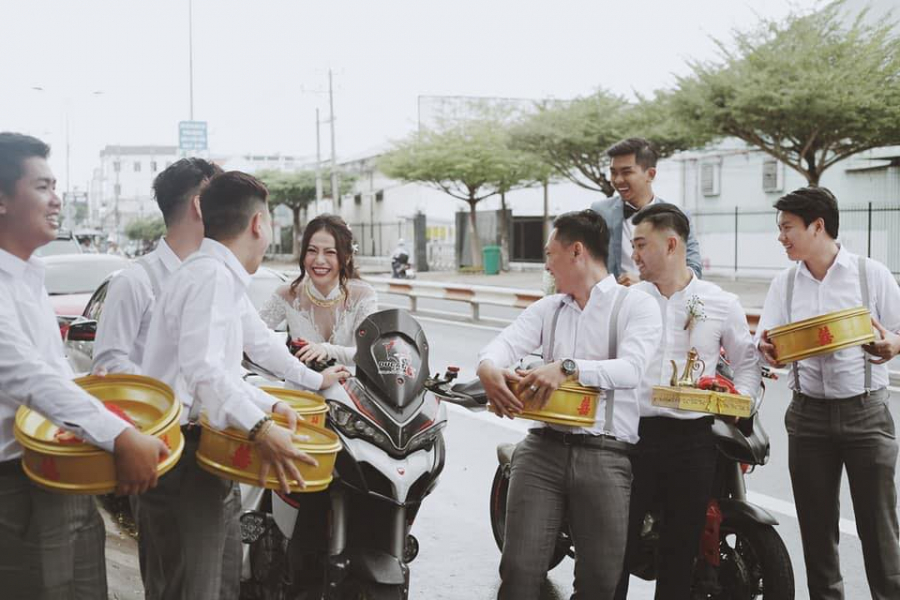 Cô dâu sau đó còn được hộ tống bằng dàn mô tô cực ngầu đơn giản là vì một nửa của cô cũng là người có niềm đam mê với tốc độ.