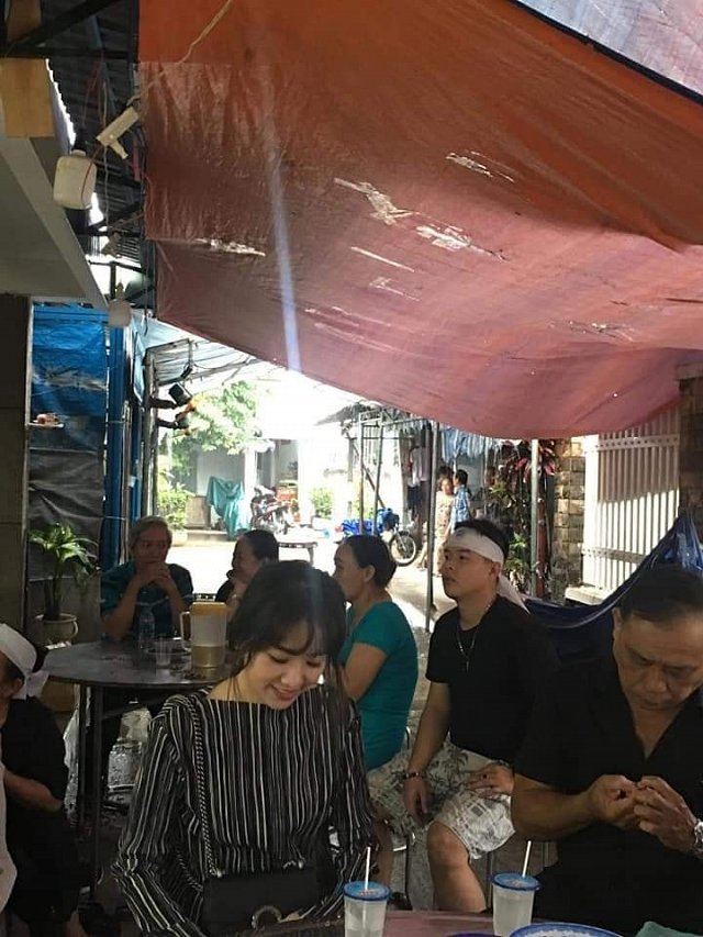 Hành động cười nhẹ trong đám tang của Hari Won đã làm bùng lên một cuộc tranh cãi nảy lửa.
