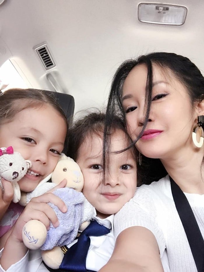 Nữ cá sĩ đang cố vực dậy tinh thần để làm chỗ dựa cho các con.