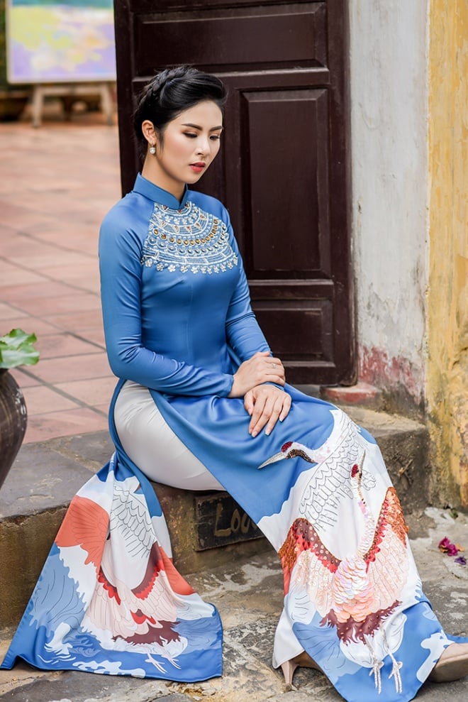 Ngọc Hân xinh đẹp trong những bộ áo dài do mình thiết kế.