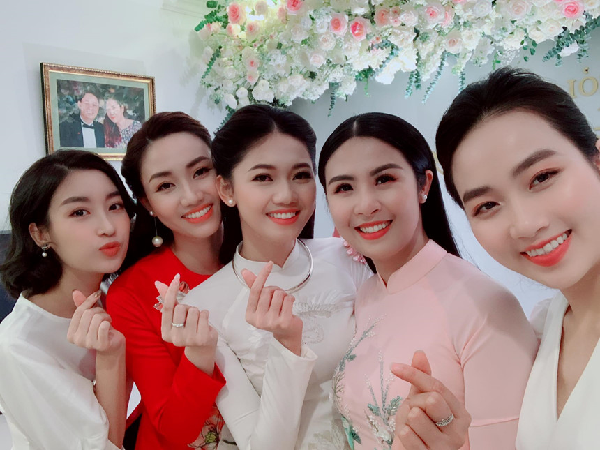 Dàn người đẹp trong lễ ăn hỏi của Á hậu Thanh Tú.