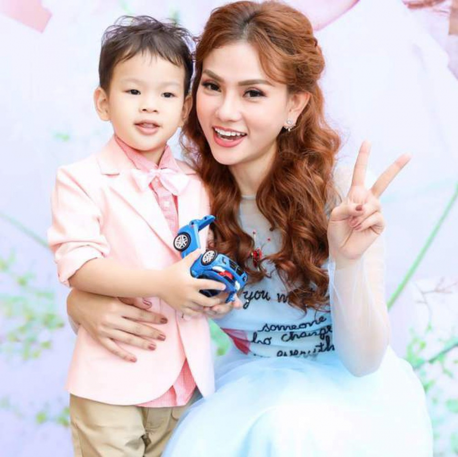 Ca sĩ Thu Thủy hiện đang làm mẹ đơn thân.