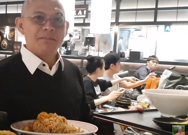 Trường Giang chăm sóc tận tình cho Nhã Phương trong bữa ăn.