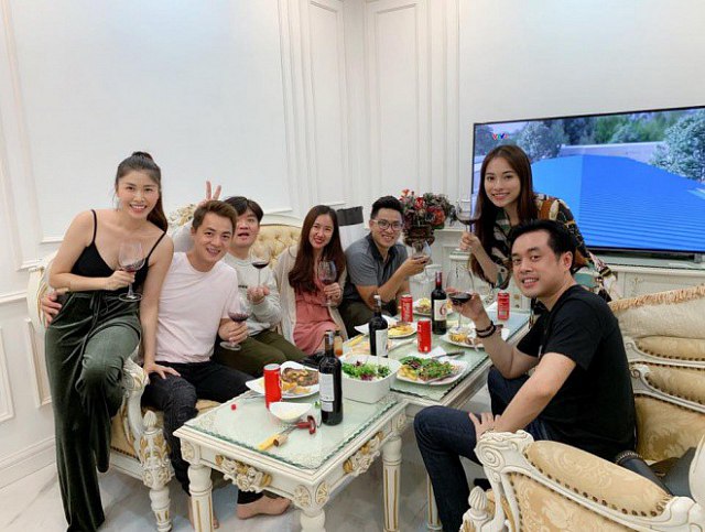 Dương Khắc Linh và Ngọc Duyên đã có mặt trong tiệc sinh nhật của nam ca sĩ Đăng Khôi. Đây cũng là lần đầu tiên cả hai công khai xuất hiện cùng nhau và thoải mái chụp hình chung nên mau chóng thu hút sự quan tâm lớn từ khán giả. Mặc dù không trực tiếp chia sẻ khoảnh khắc chung lên trang cá nhân, tuy nhiên, những hình ảnh này cũng thay cho lời khẳng định cả hai đã thoải mái hơn khi sánh đôi cùng nhau sau 2 tuần thừa nhận mối quan hệ tình cảm trước truyền thông. (Kenh14)