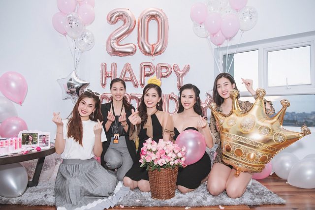 Mới đây, trong một chuyến công tác tại thành phố Hồ Chí Minh, Á hậu Phương Nga vừa tròn 20 tuổi lại được các chị em trong ngôi nhà Hoa hậu Việt Nam bí mật tổ chức một buổi tiệc mừng sinh nhật. Buổi tiệc có sự xuất hiện của Hoa hậu Đỗ Mỹ Linh, Á hậu Diễm Trang và Á hậu Thúy An cùng các anh chị em trong ê kíp của Bùi Phương Nga. (Vietgiaitri)
