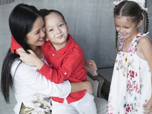 Hồng Nhung và 2 con.
