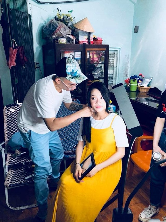 Nhã Phương diện đồ bà bầu để chuẩn bị cho buổi ghi hình quảng cáo.