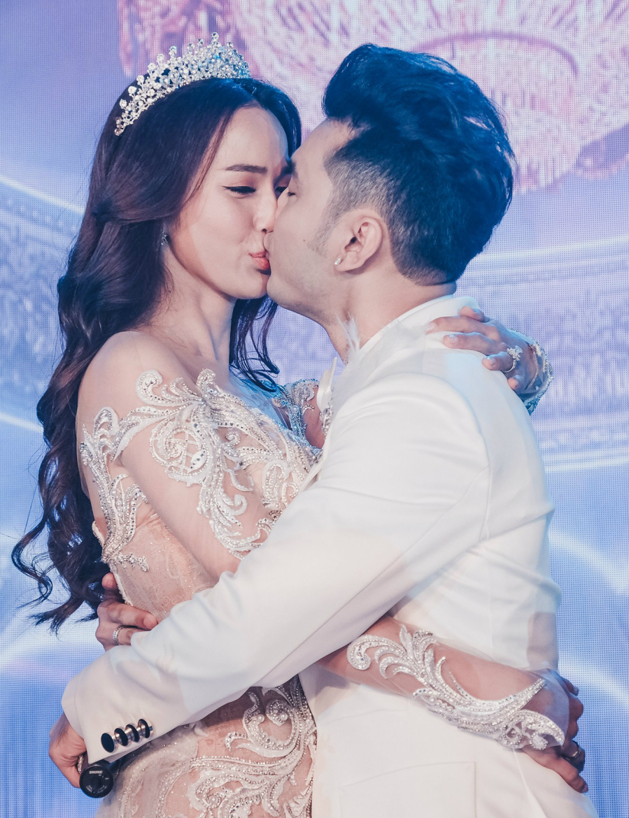 Cặp đôi khóa môi nồng cháy trong tiệc cưới.