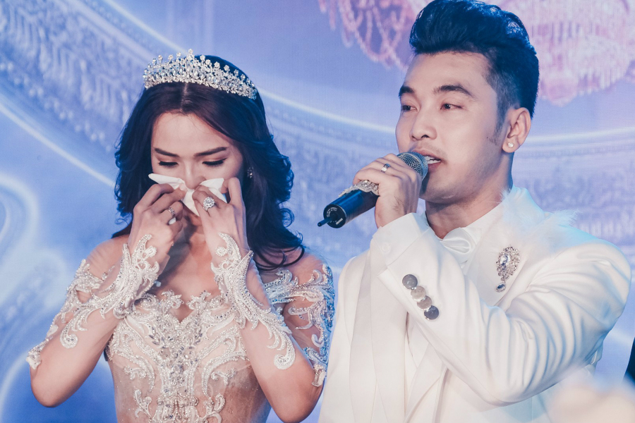 Hai vợ chồng không giấu nổi nỗi xúc động trong ngày trọng đại.