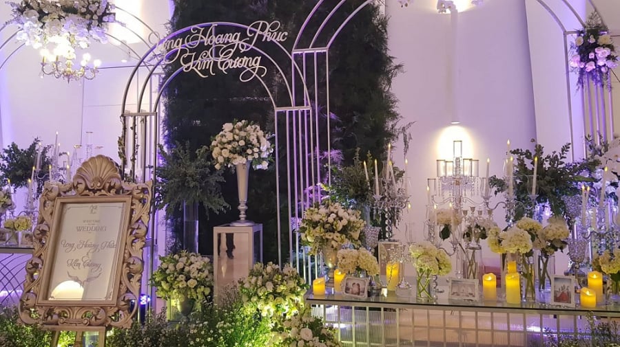Toàn bộ không gian tiệc cưới được trang trí tỉ mỉ với hoa hồng và lan trắng vô cùng lãng mạn.
