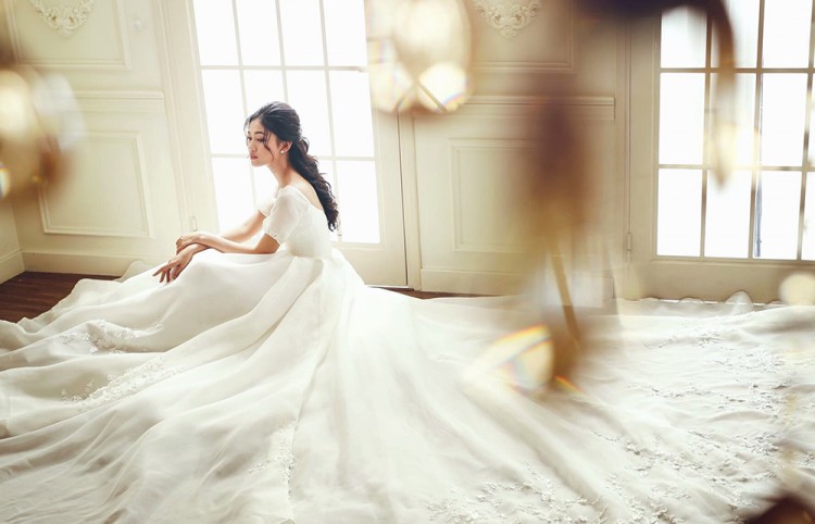 Chiếc váy cưới thứ 2 của Thanh Tú được làm hoàn toàn thủ công. Phần thân trên của váy cưới được ôm sát, tùng váy xòe rộng, bay bổng và được thêu đính công phu tỉ mỉ.  