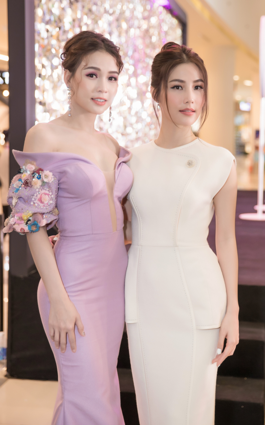   Diễm My 9X và Sam vừa xuất hiện tại cùng một sự kiện. Đều là những mỹ nhân của màn ảnh Việt nên sự xuất hiện của 2 nữ diễn viên thu hút rất nhiều sự chú ý từ những người xung quanh. Đặc biệt, diễn viên Sam khiến nhiều người bất ngờ khi diện một thiết kế váy tông màu tím nhạt, có thiết kế trễ vai và xẻ sâu khoe khéo vòng 1 gợi cảm. Bên cạnh đó, nữ diễn viên cũng chọn Link Vào SHBET88 Mới Nhất bới cao sang trọng. Đọ sắc cùng đàn em, Diễm My 9X chọn cho mình bộ váy trắng phom dáng ôm thanh lịch nhưng không kém phần quyến rũ. (vtc)  