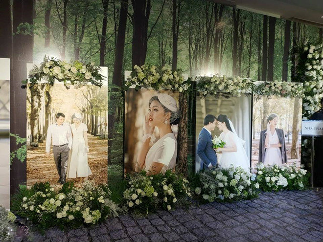 Những bức ảnh của cô dâu và chú rể được bài trí rất kỹ lưỡng ở lối vào sảnh.