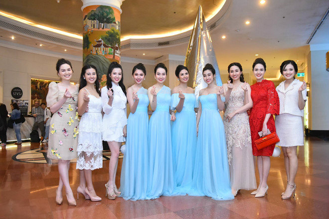 Á hậu Hoàng Anh mặc một chiếc váy đỏ thắm tới dự tiệc cưới.