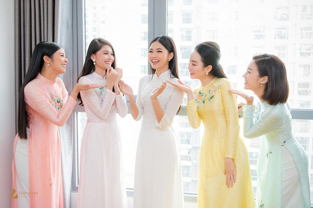 Dàn phù dâu xinh đẹp trong ngày trọng đại của Á hậu Thanh Tú.