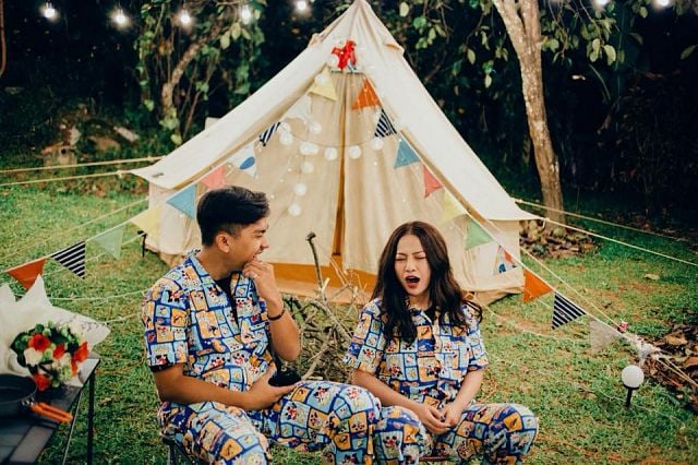 Không váy áo lộng lẫy, cặp đôi chọn bộ đồ ngủ đôi đầy ngộ nghĩnh.