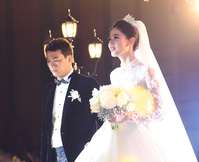 Á hậu Thanh Tú đẹp hút hồn trong ngày trọng đại.