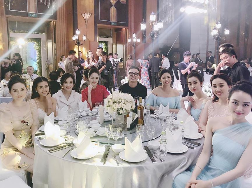 Dàn khách mời của tiệc cưới cũng toàn là những người đẹp nổi tiếng trong showbiz.