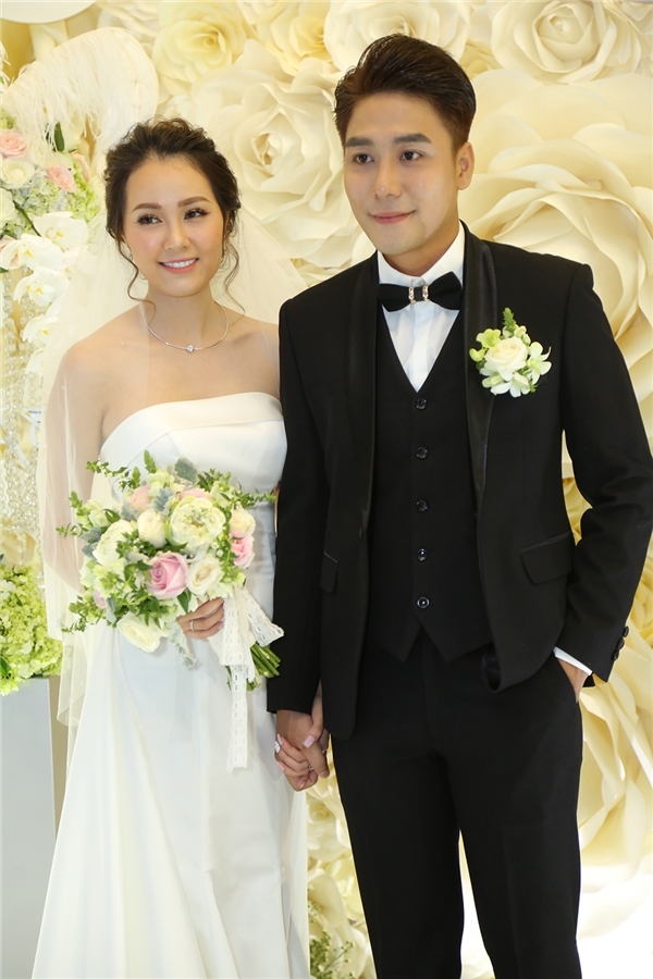 Kết hôn được 1 năm nay, Huy Nam và bà xã đã sang Na Uy định cư và anh không còn hoạt động nghệ thuật như trước