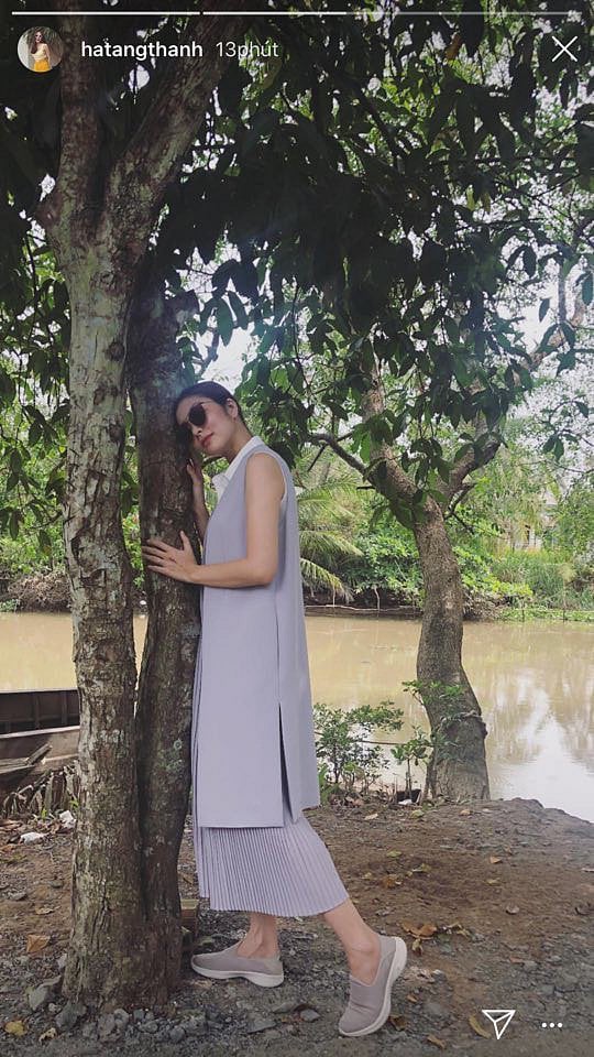 Mặc váy suông rộng, đi giày bệt càng khiến nghi vấn nàng ngọc nữ có bầu lần 3 có thêm cơ sở tin tưởng.