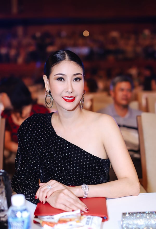 Người đẹp vẫn xuất hiện thường xuyên tại các sự kiên giải trí.