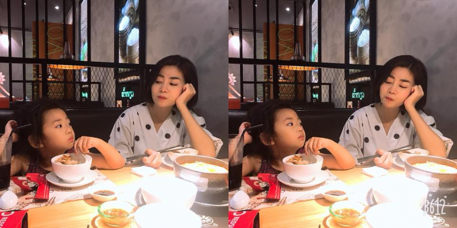 Mai Phương vui vẻ đi ăn cùng con.