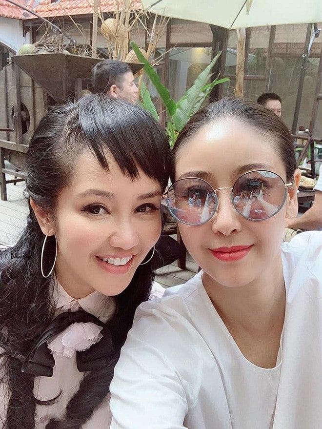 Mới đây trong những hình ảnh xuất hiện cùng Hoa hậu Hà Kiều Anh và “chim công làng múa” Linh Nga, gương mặt gầy gò, hốc hác của “Bống” Hồng Nhung khiến người hâm mộ vô cùng lo lắng. Mặc dù gương mặt nữ diva được trang điểm khá kĩ và môi luôn nở nụ cười nhưng không thể giấu được nét mặt mệt mỏi. Được biết, so với thời điểm trước kia cô đã sút 4-5kg và từng phải nhập trong tình trạng sức khỏe suy kiệt. Các bác sĩ khuyên Hồng Nhung nên nghỉ ngơi và dừng hát tạm thời. (Vietgiaitri)