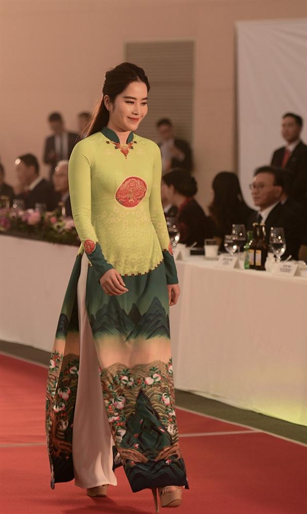 Nam Em tiếp tục lộ thân hình đẫy đà khi sải bước trên sàn catwalk mới đây.