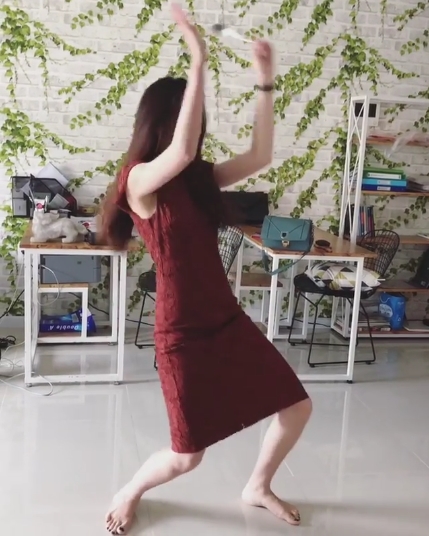 Loạt hành động khác thường của Nam Em, khiến nhiều người cho rằng tâm lý của cô không được bình thường.