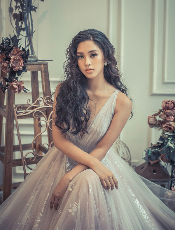 Trước thềm chung kết Miss World - Hoa hậu Thế giới 2018 sẽ diễn ra vào hôm nay 8/12 tại Trung Quốc, Tiểu Vy đã khiến người hâm mộ “hoa mắt” trước bộ ảnh lộng lẫy trong các thiết kế tôn dáng gợi cảm. Trong bộ ảnh gửi tới người hâm mộ lần này, người đẹp tạo dáng với đầm công chúa mang phong cách Haute Couture. Được đánh là Hoa hậu có nhan sắc không thua kém chị đại Đặng Thu Thảo, nên Tiểu Vy dễ dàng đốn tim fan hâm mộ. (saostar) 