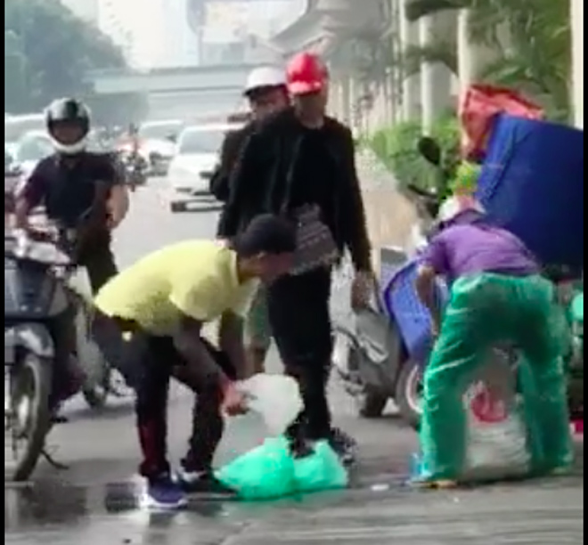 Nam ca sĩ không ngần ngại thu gom cá lại giúp người phụ nữ.