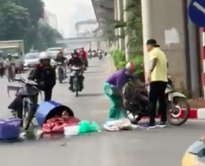 Tuấn Hưng (mặc áo vàng) đến giúp đỡ người phụ nữ gặp nạn.