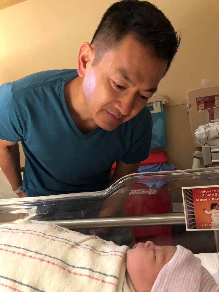 hang-trieu-ba-me-roi-nuoc-mat-khi-thanh-thao-cong-khai-anh-di-de-om-con-do-hom-vao-long2-2018-12-06-16-37