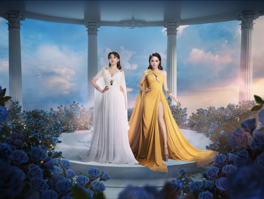Đều là những mỹ nhân của showbiz Việt, Hari Won và Hương Giang cùng khoe nhan sắc rạng rỡ trong bộ ảnh mới thu hút nhiều sự chú ý. Xuất hiện trong loạt hình ảnh này, cả hai “đốn tim” fan bởi dù không trang điểm cầu kỳ nhưng Hari Won lẫn Hương Giang đều rất trẻ trung và gợi cảm. (vtc)