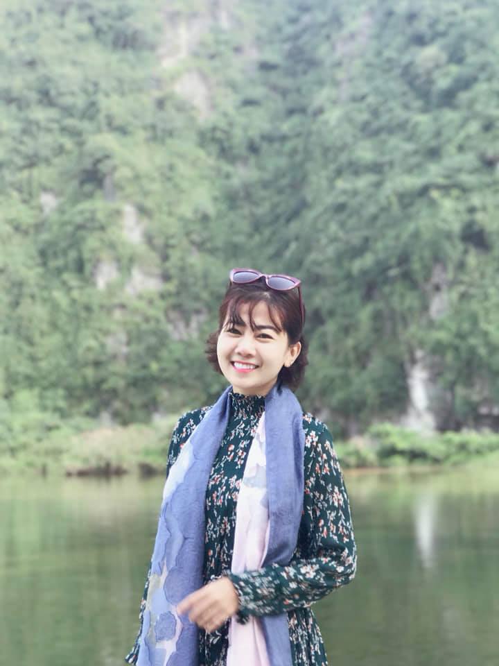 Nữ diễn viên cười rạng rỡ, nhưng không che hết được sự mệt mỏi trên gương mặt.