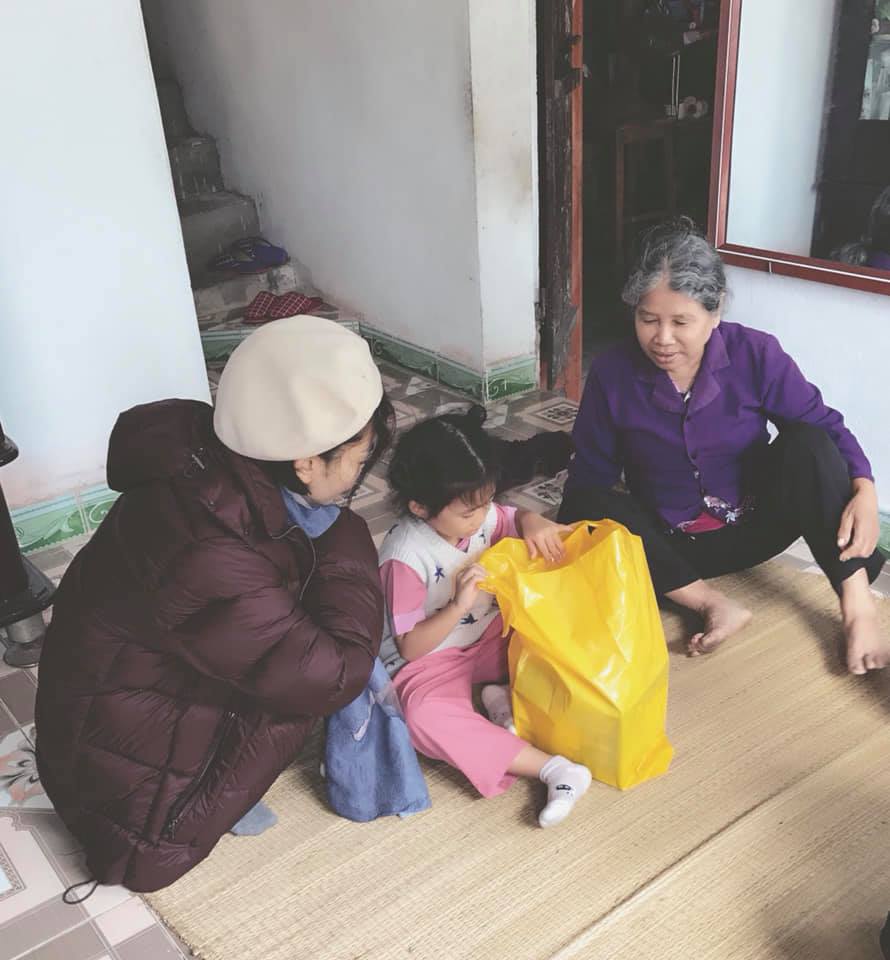 Mai Phương cùng con gái đi làm các hoạt động thiện nguyện.